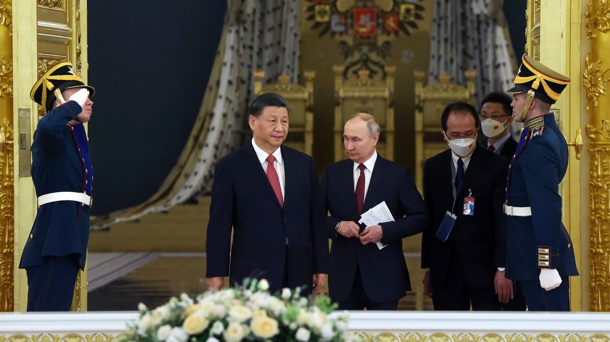 Kdo byl dominantní, kdo zatínal pěst? Experti sledovali schůzku Rusko-Čína